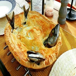 Stargazy Torta - Uma torta com cabeças de peixe saindo dela