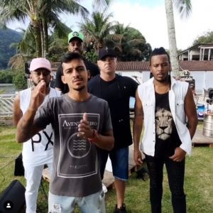 Fuzis e tiroteio interrompe live do grupo Aglomerou