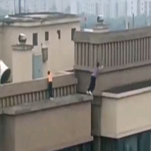 Meninos pulam do telhado de arranha-céu na China