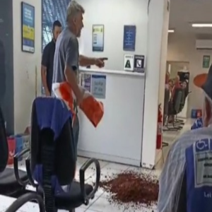 Morador despeja sacos de terra em agência da Sanepar em protesto por obra inacabada