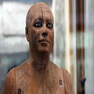 A intrigante estátua egípcia de madeira realista com olhos de cristal