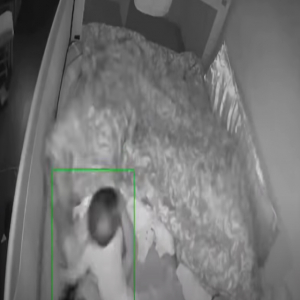 Mãe descobre porque ela sempre acordava cansada com câmera escondida. O que ela viu?