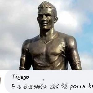 Estátua de Cristiano Ronaldo chamando atenção