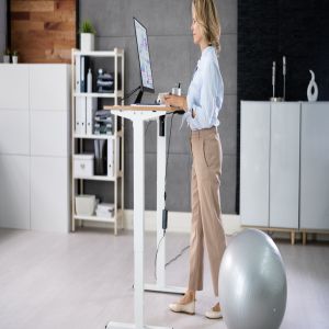 Trabalhar em pé pode não ser tão benéfico como se pensava, diz estudo