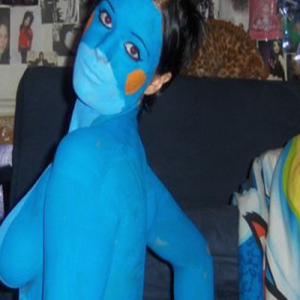 Mulher faz cosplay de pokémon com pintura corporal