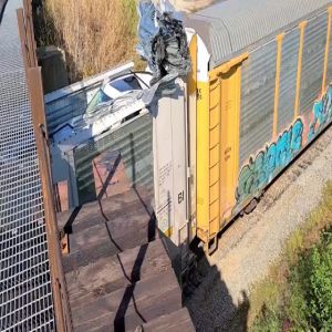 Trem tenta passar por baixo de ponte e causa 2 milhões em estragos