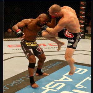 Em um duelo equilibrado, Brad Tavares derrotou Omari Akhmedov na decisão dos juízes.