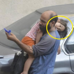 Homem Desesperado com sua filha, que vendia canetas na Rua