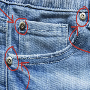 Para que servem os botõezinhos nos bolsos das calças jeans?