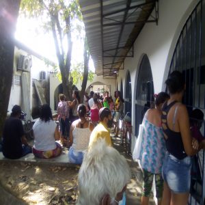 Fila para pegar remédios