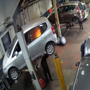 O interior do carro pegou fogo durante a soldagem