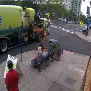 Caminhão de lixo quase leva senhora