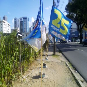 Bandeiras de candidato atrapalhando a passagem
