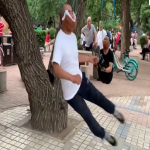 Exercícios bizarros ajudam os aposentados a se pendurarem pelo pescoço para tratar dores nas costas