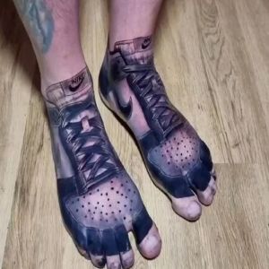 Homem tem um par de tênis favorito tatuado permanentemente nos pés