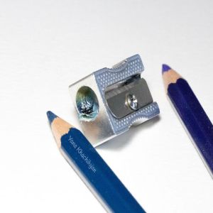 Artista faz mini pinturas em sementes e outros pequenos objetos #2