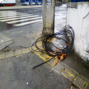 Fios pelo chão e haja perigo