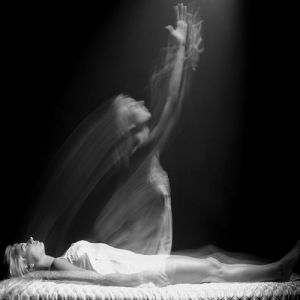 Vídeo em hospital mostra algo deixando o corpo de mulher morta