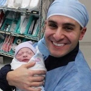 Pais veem seus bebês recém-nascidos pela primeira vez