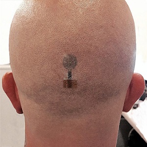  Tatuagem de eletrodo que mede a atividade cerebral