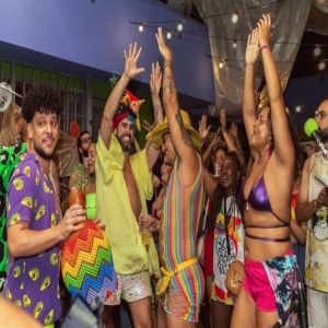 Ensaios Abertos dos blocos “Salada de Frutas” e “Tá Caindo Fulô” prometem festa, diversidade e reflexão no próximo domingo