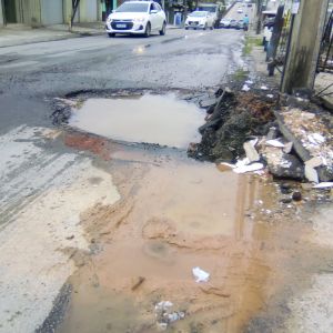 Vazamento interdita um lado da pista