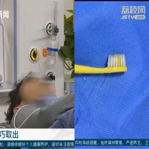 Homem sonolento engole acidentalmente a escova de dentes ao escovar