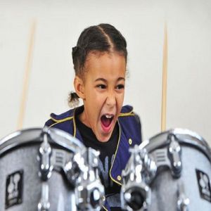 Nandi Bushell: baterista de 9 anos chama atenção com talento e ganha elogios de Lenny Kravitz, Flea, Serj Tankian e Dave Grohl