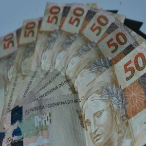Governo quer renovar auxílio até setembro e busca recursos para novo Bolsa Família