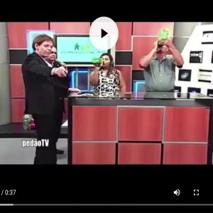 Aposta na tv ao vivo para ver quem toma uma garrafa de refrigerante