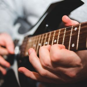 Conheça os benefícios de saber tocar um instrumento musical