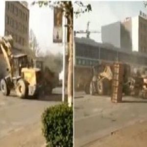 Uma luta ao estilo Transformers entre 6 retroescavadoras