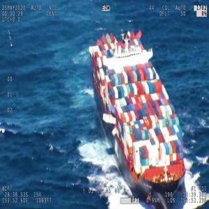 Mau tempo faz navio perder 43 contentores e danificar 74