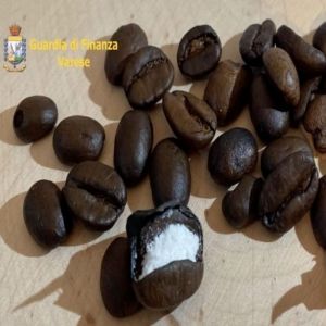 Polícia italiana encontra cocaína escondida dentro de grãos de café