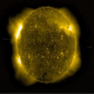 Duas naves espaciais alienígenas são filmadas perto do sol