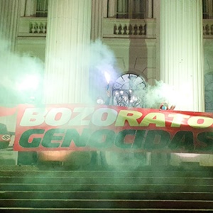 Associação das torcidas organizadas fazem ato contra Bolsonaro em Curitiba