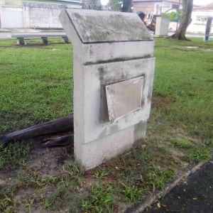 Placa de praça danificada