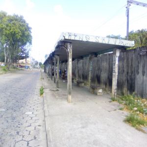 Uma vergonha esta parada de ônibus