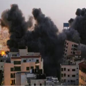 Bombardeio israelense derruba prédio 