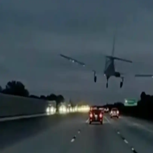 Avião faz pouso de emergência e atinge carro em rodovia na Flórida