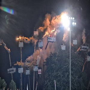 Fãs alugam guindastes para assistir corrida de carros de fora da arena durante a pandemia