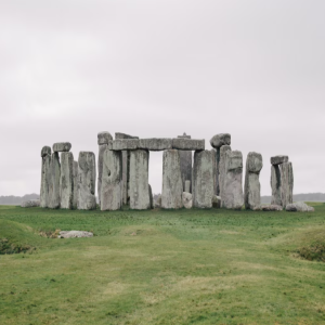 Aguem consegue carregar? Stonehenge treina equipe após roubo milionário no Louvre