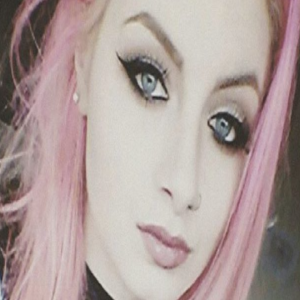 Nenhum tatuador quis cobrir as cicatrizes dessa garota, a não ser esse