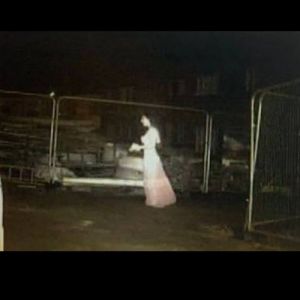 Sensor de movimento é acionado em canteiro de obra, e 'noiva fantasma' é flagrada por câmera