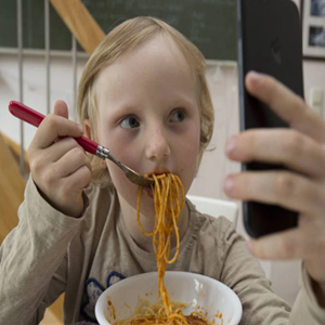 Utilizar celular para distrair crianças para controlar o choro pode torná-las mais agressivas