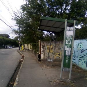Parada de ônibus vai cair a qualquer momento