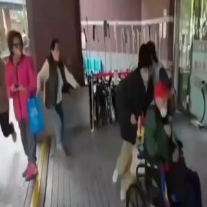 Parentes tiram milionário de 102 anos à força de hospital após descobrir que ele havia se casado com cuidadora