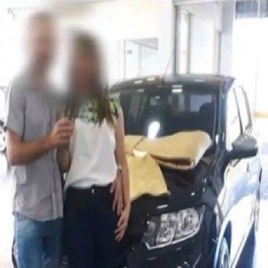 Homem flagra esposa com amante e a presenteia com carro novo; veja vídeo.