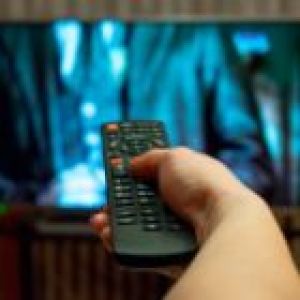 Mulher assiste a pornô gay e descobre que marido é um dos atores; veja