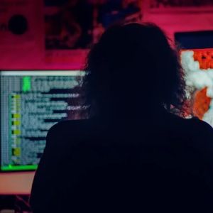 Análise do documentário A Rede Antissocial: Dos Memes ao Caos, disponível na Netflix